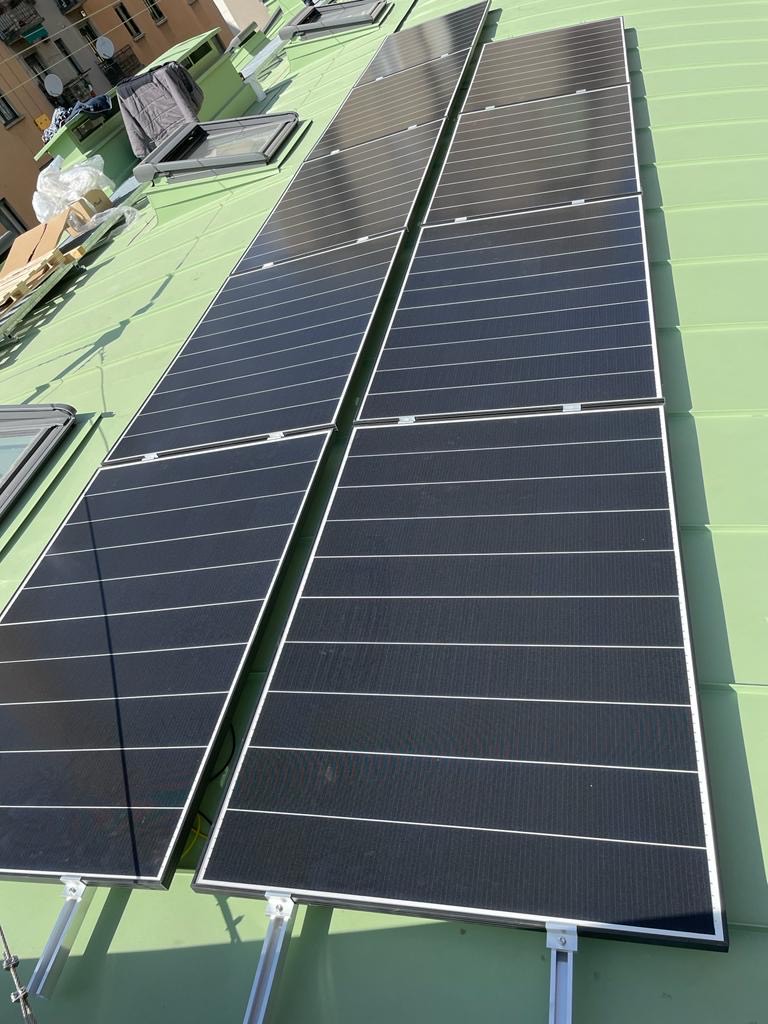 Pannelli fotovoltaici su tetto verde